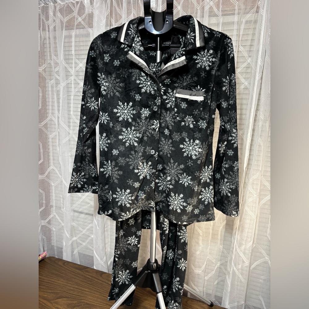 Ellen Tracy Ladies Small Black Snowflake Pajama Set drawstring pants so soft.